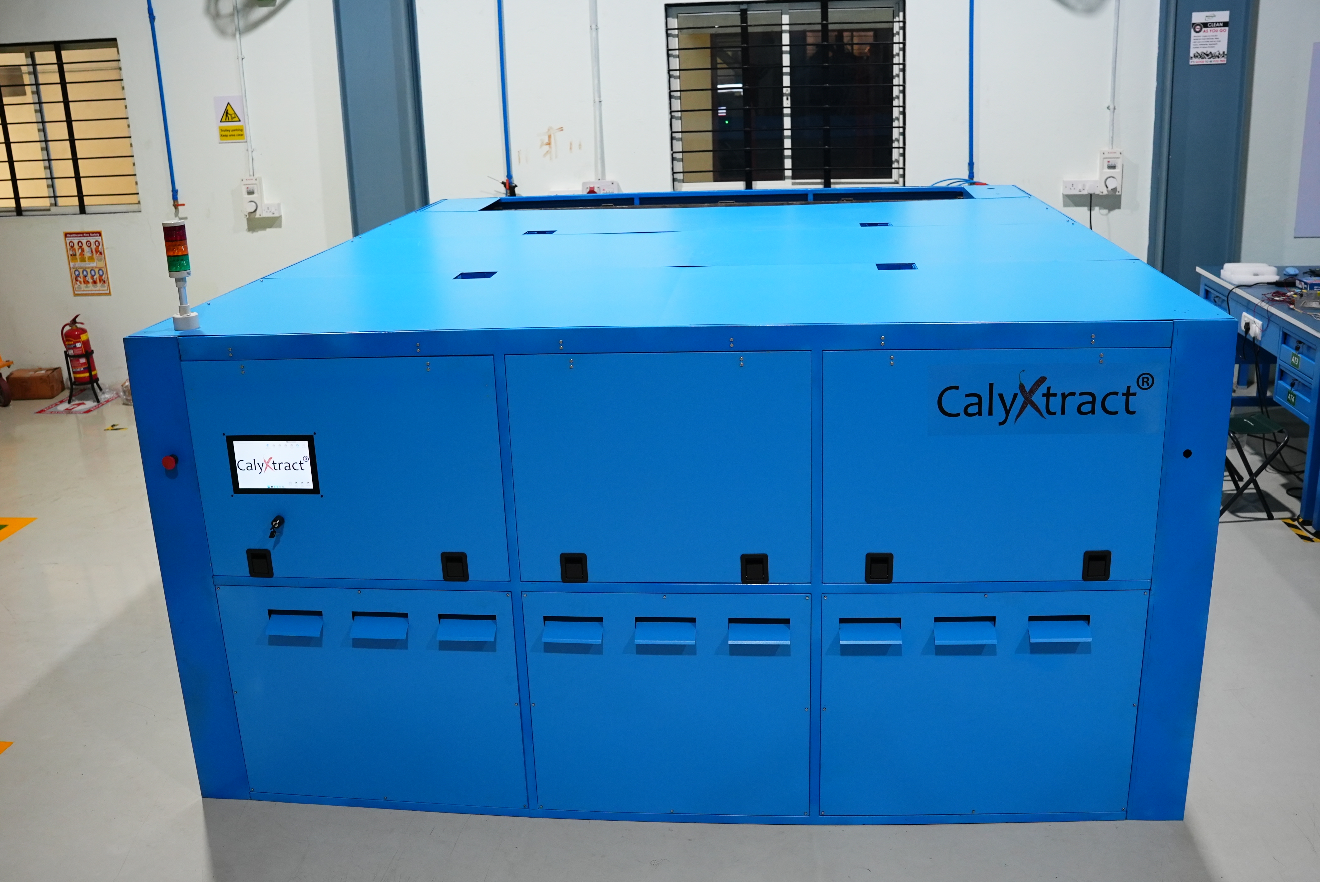 CalyXtract machine — front view